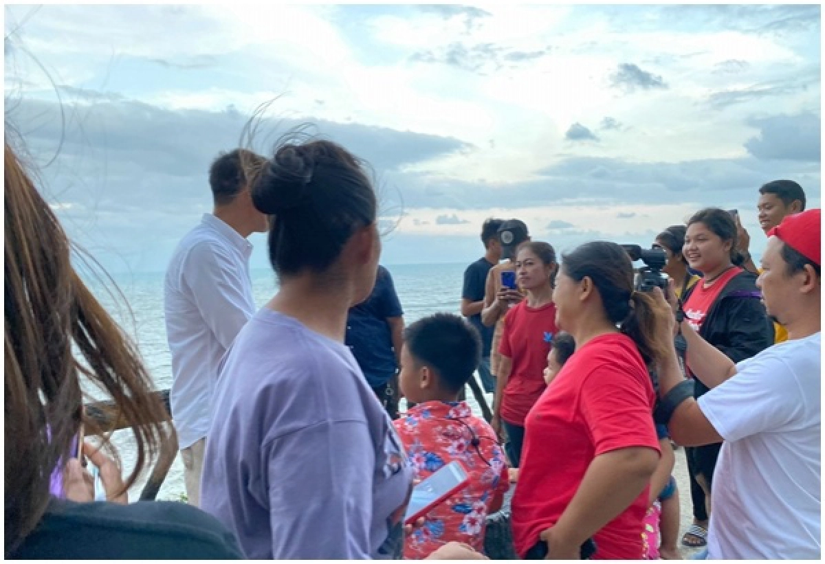 'ช่อ' ถามใจเสื้อเหลืองล้อมรถ อยากอยู่กับความเกลียดโกรธหรืออนาคตที่ดีกว่า