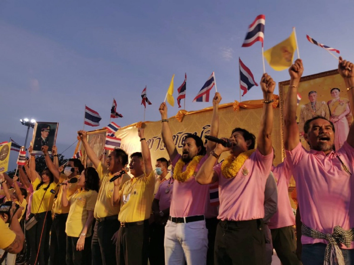 ชาวชลบุรีพร้อมใจแสดงพลังปกป้องสถาบัน ย้ำจุดยืน "สถาบันต้องยืนหยัดคู่แผ่นดินไทย"