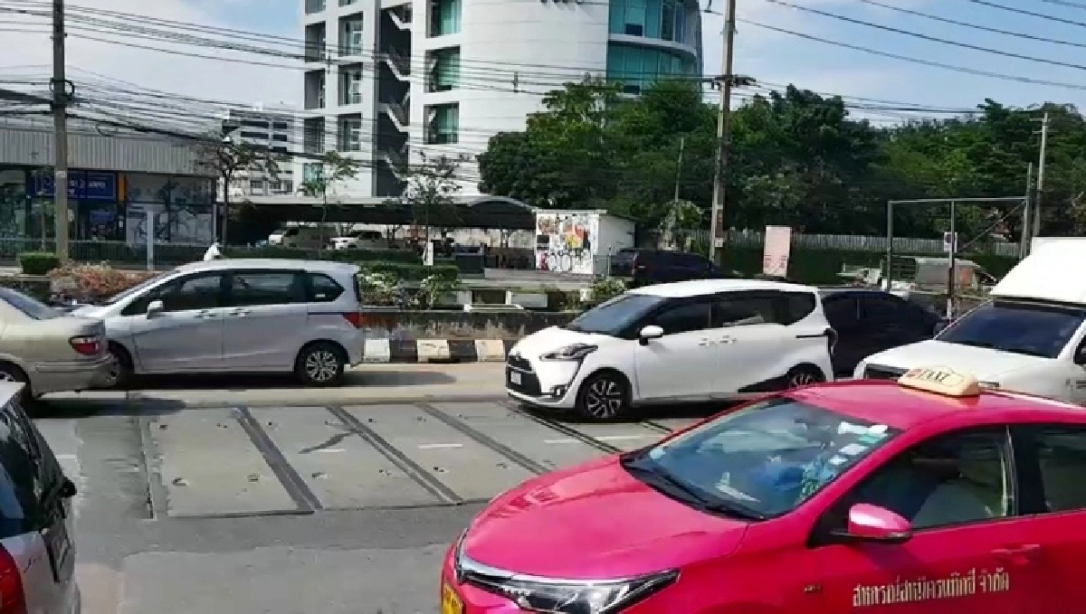 สลด จยย.สะดุดแผ่นปิดถนนเกี่ยวกันล้ม รถโม่ปูนวิ่งตามมาทับซ้ำดับสยอง