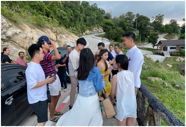 'ช่อ' ถามใจเสื้อเหลืองล้อมรถ อยากอยู่กับความเกลียดโกรธหรืออนาคตที่ดีกว่า