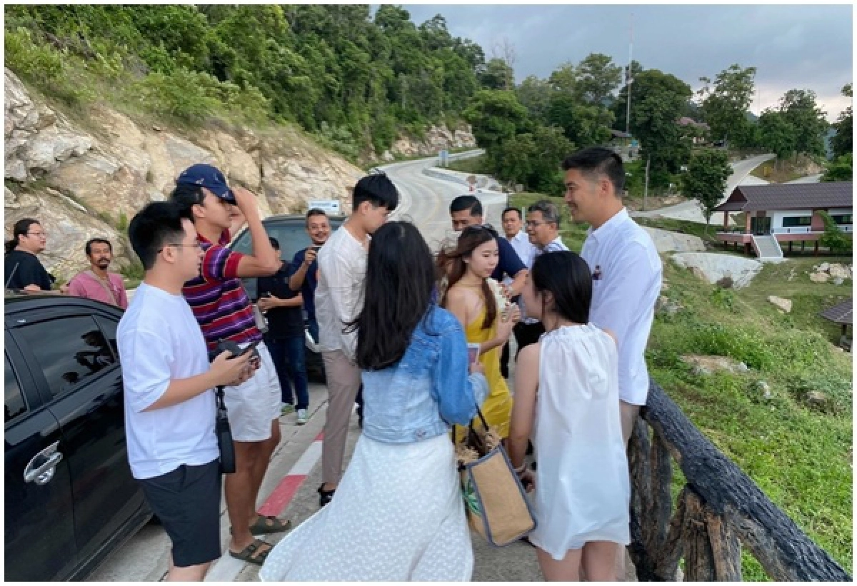 'ช่อ' ถามใจเสื้อเหลืองล้อมรถ อยากอยู่กับความเกลียดโกรธหรืออนาคตที่ดีกว่า