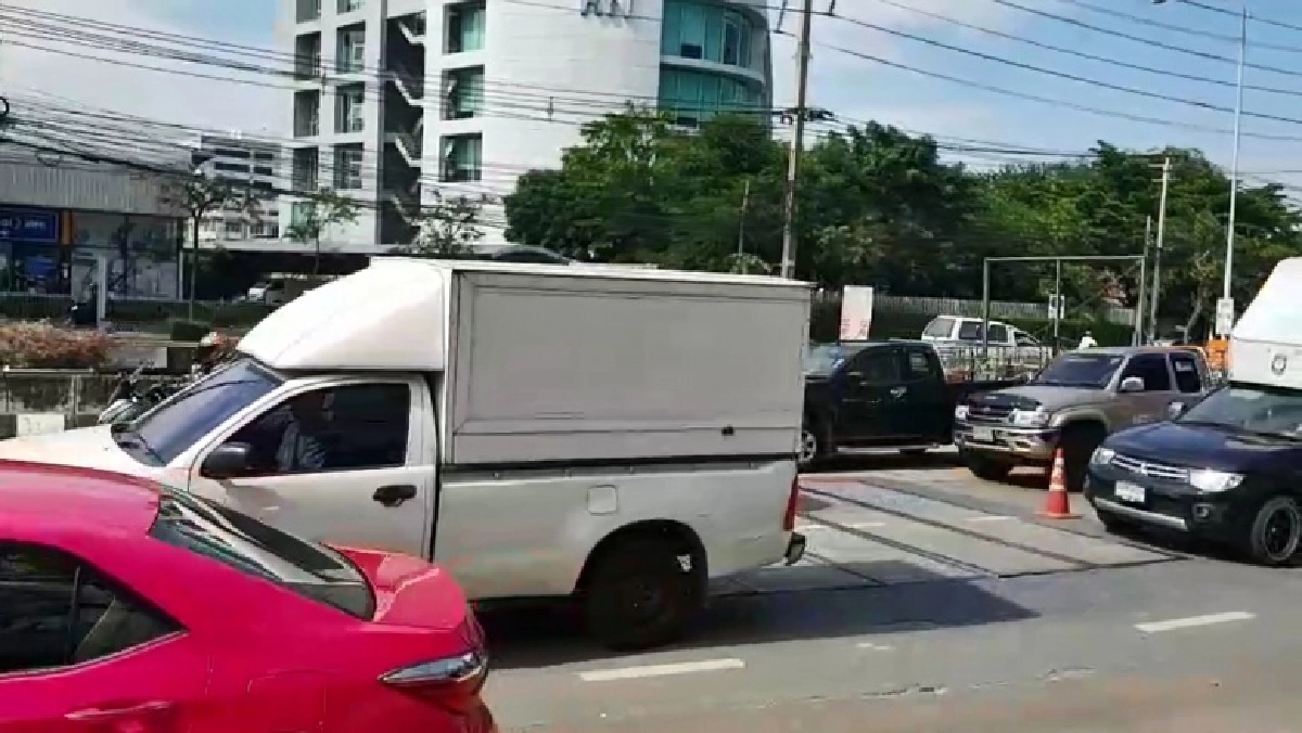 สลด จยย.สะดุดแผ่นปิดถนนเกี่ยวกันล้ม รถโม่ปูนวิ่งตามมาทับซ้ำดับสยอง