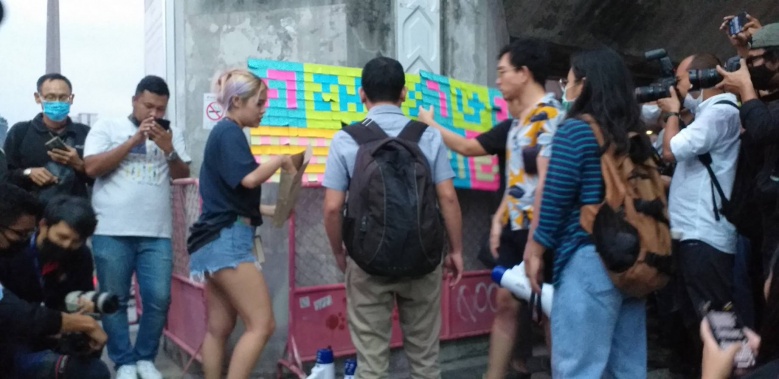  คณะราษฎรจัดกิจกรรมเล่าความจริงผ่านโพสอิทสกายวอล์คอนุสาวรีย์ชัยฯ 