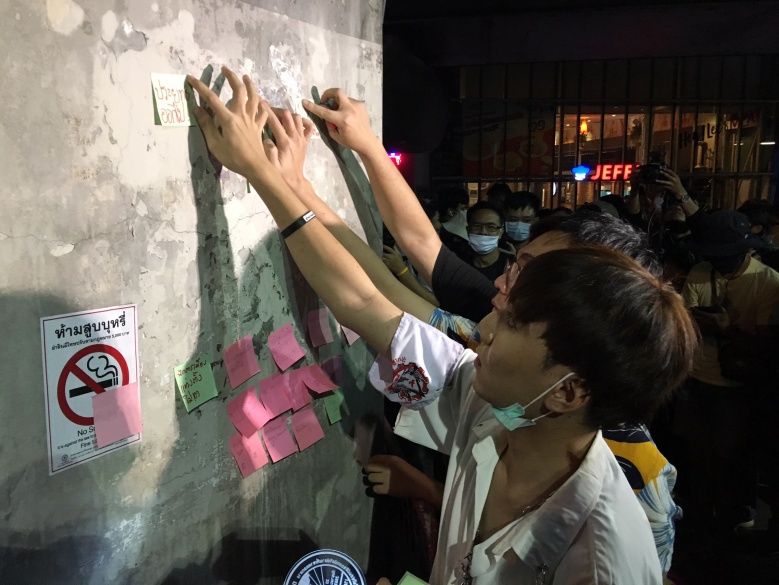  คณะราษฎรจัดกิจกรรมเล่าความจริงผ่านโพสอิทสกายวอล์คอนุสาวรีย์ชัยฯ 