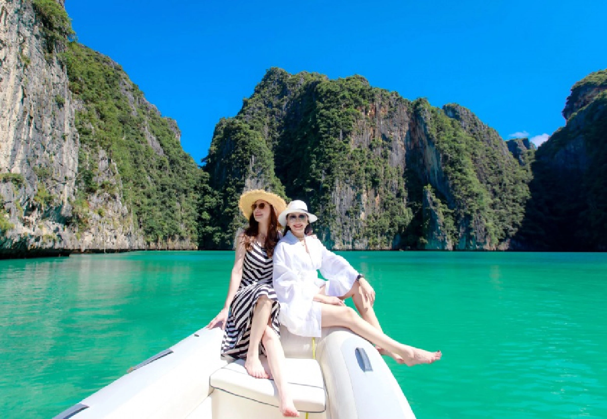 "ฟลุค&ลี" เฮต้อนรับเบบี๋ ล่องเรือยอร์ชหรู 64 ล้าน