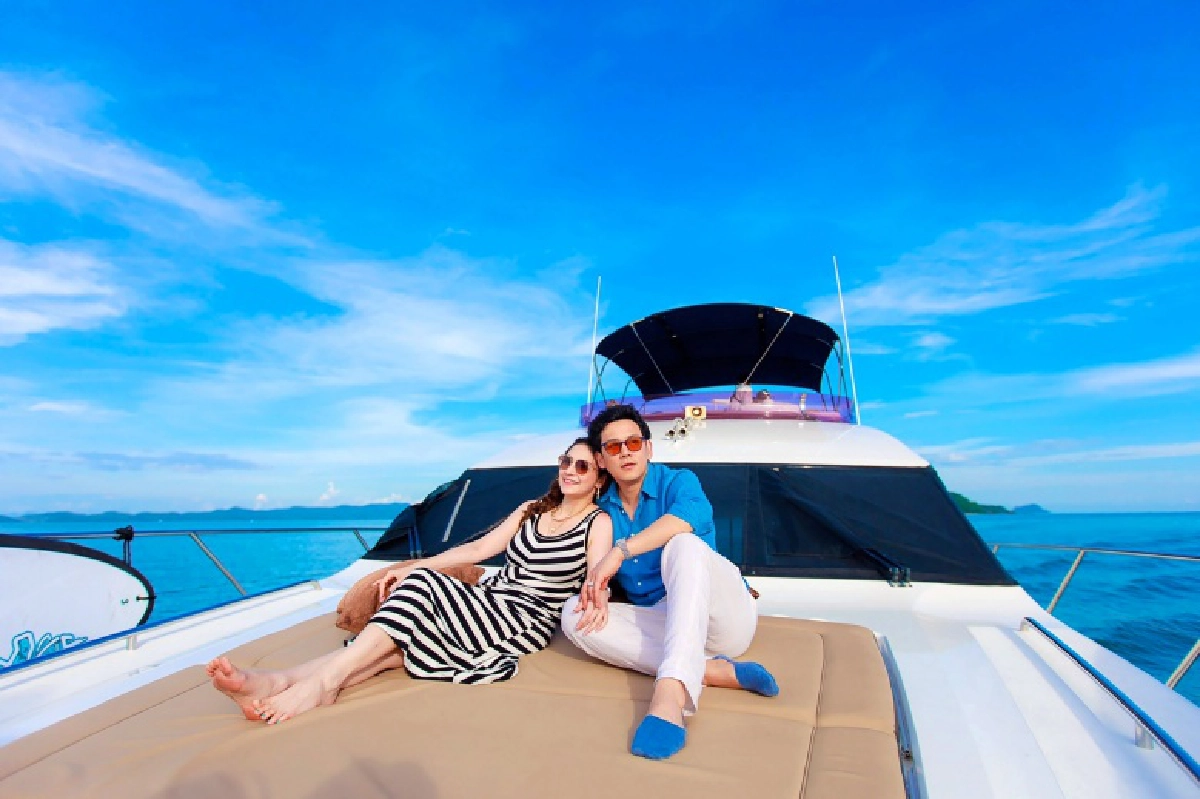 "ฟลุค&ลี" เฮต้อนรับเบบี๋ ล่องเรือยอร์ชหรู 64 ล้าน
