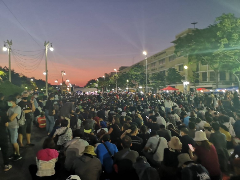 กลุ่ม"นักเรียนเลว"สมทบ"ม็อบเฟส"ชุมนุมอนุสาวรีย์ฯ- ตร. ตรึงกำลังเข้ม 