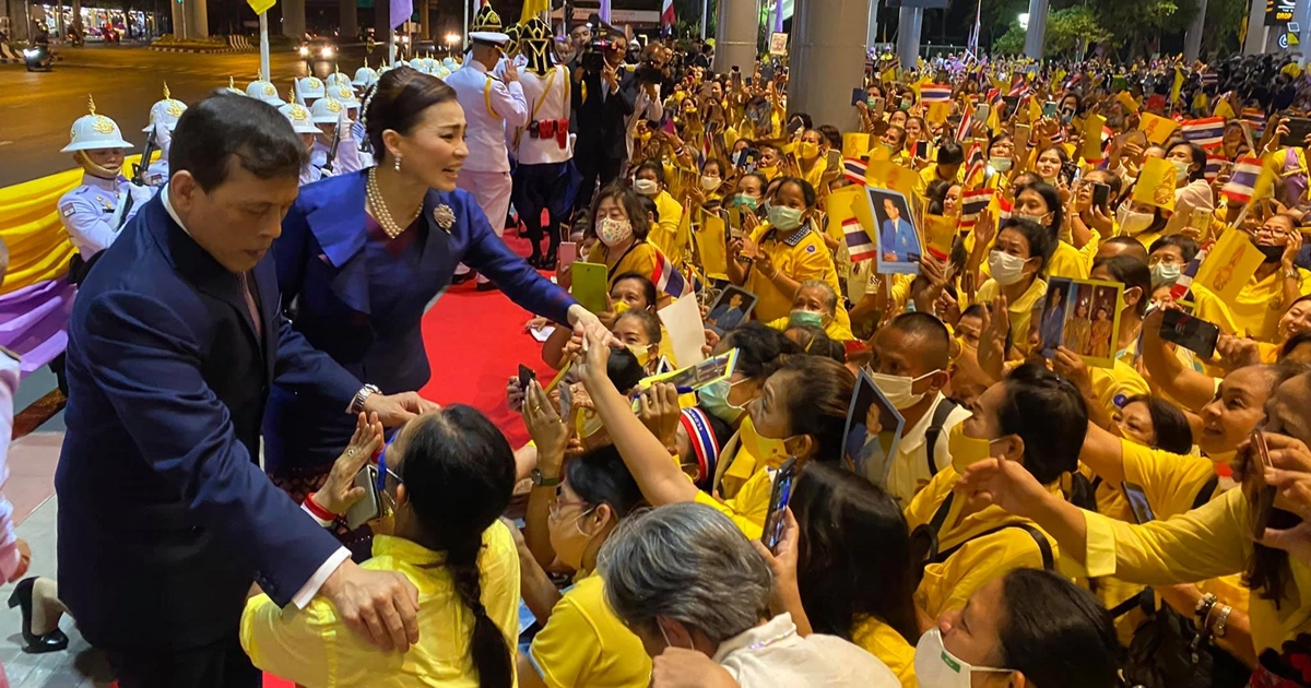 ปลื้มปีติ ในหลวง ทรงพระอักษร พร้อมลงพระนามาภิไธยบนพระบรมฉายาลักษณ์พระราชทานแก่พสกนิกร ปลื้มปีติ ในหลวง ทรงพระอักษร พร้อมลงพระนามาภิไธยบนพระบรมฉายาลักษณ์พระราชทานแก่พสกนิกร
