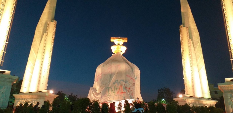 กลุ่ม"นักเรียนเลว"สมทบ"ม็อบเฟส"ชุมนุมอนุสาวรีย์ฯ- ตร. ตรึงกำลังเข้ม 