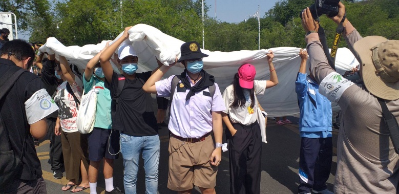 "ม็อบนักเรียนเลว" ทยอยรวมตัวหน้ากระทรวงศึกษาฯ ก่อนไปอนุสาวรีย์ฯ