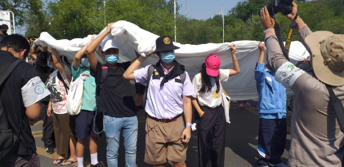 "ม็อบนักเรียนเลว" ทยอยรวมตัวหน้ากระทรวงศึกษาฯ ก่อนไปอนุสาวรีย์ฯ