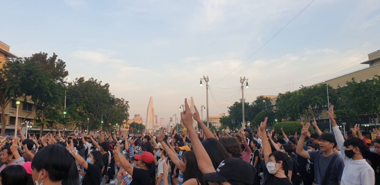 กลุ่ม"นักเรียนเลว"สมทบ"ม็อบเฟส"ชุมนุมอนุสาวรีย์ฯ- ตร. ตรึงกำลังเข้ม 