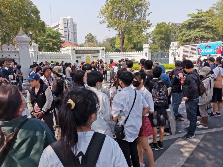 "ม็อบนักเรียนเลว" ทยอยรวมตัวหน้ากระทรวงศึกษาฯ ก่อนไปอนุสาวรีย์ฯ
