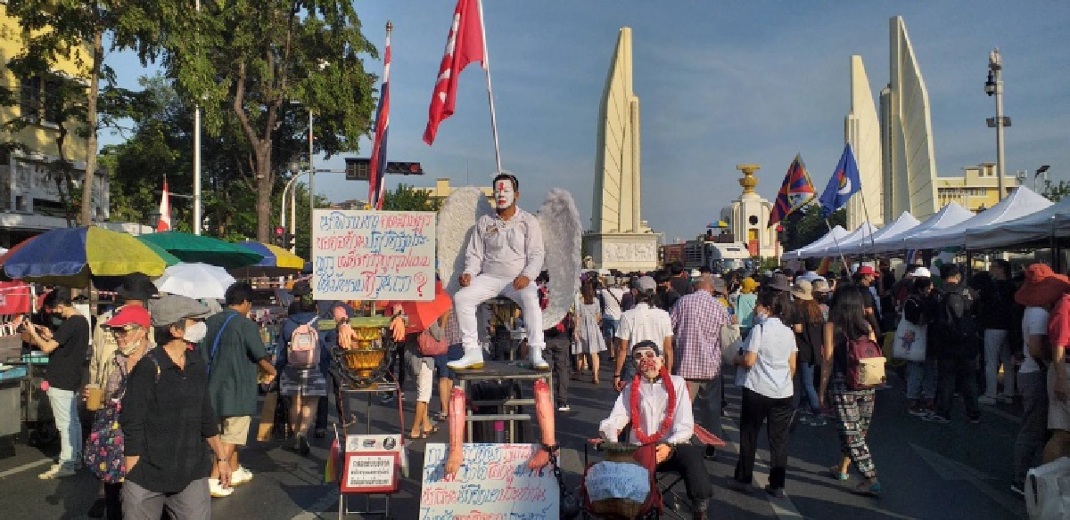 "ม็อบนักเรียนเลว" ทยอยรวมตัวหน้ากระทรวงศึกษาฯ ก่อนไปอนุสาวรีย์ฯ