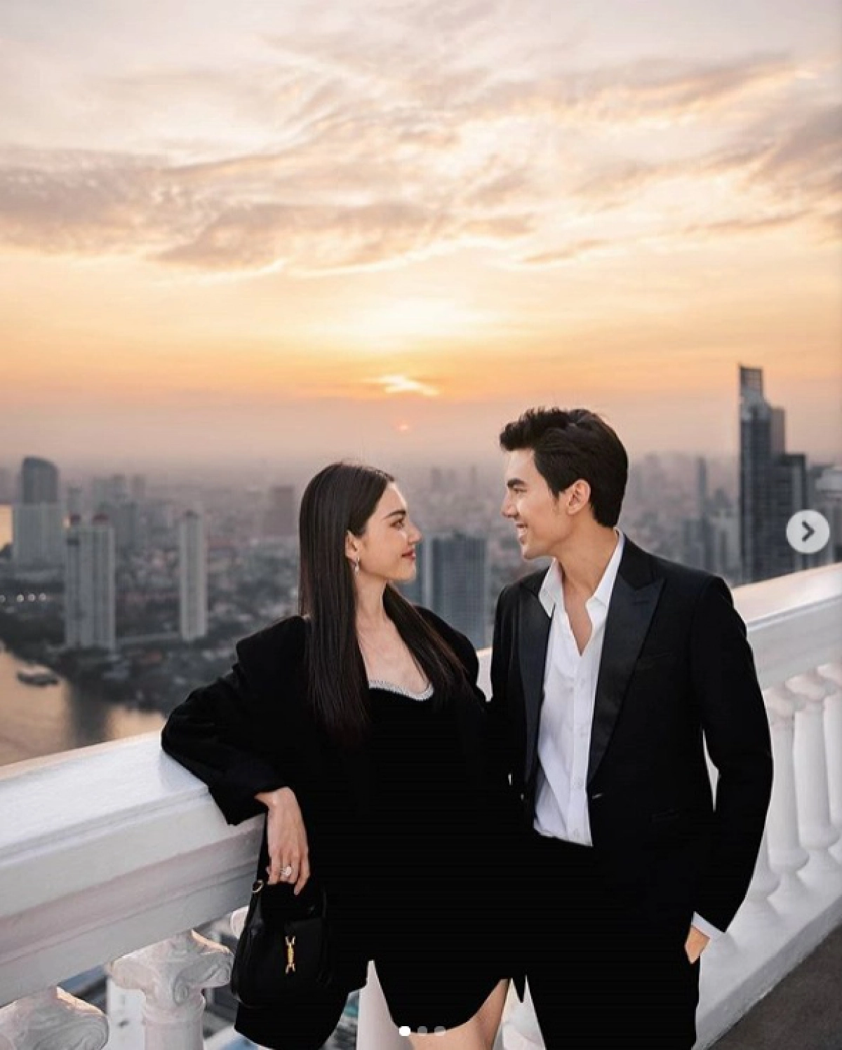 ใหม่ ดาวิกาโพสต์ภาพคู่สุดสวีทกับเต๋อ ชาวเน็ตแห่จ้องแหวนเพชรที่นิ้วนาง