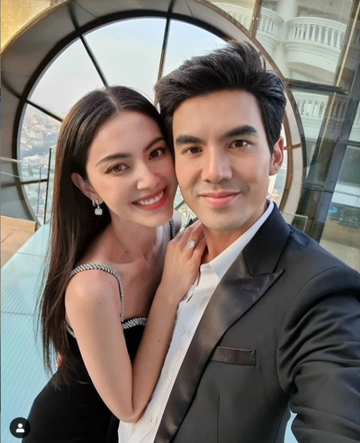 ใหม่ ดาวิกาโพสต์ภาพคู่สุดสวีทกับเต๋อ ชาวเน็ตแห่จ้องแหวนเพชรที่นิ้วนาง