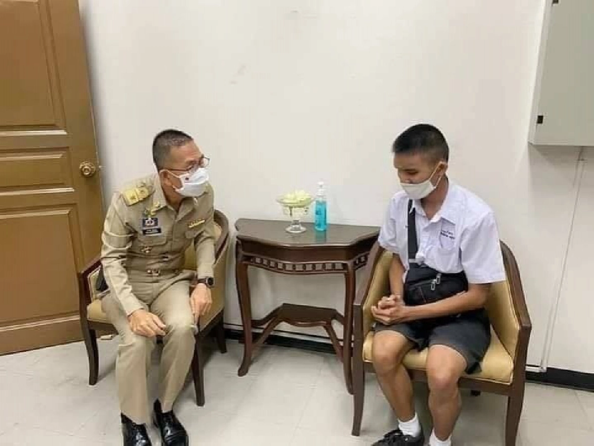 ชาวเน็ตแห่ชื่นชม นร.ชายตาบอด เดินทางคนเดียว พัทยา-ปทุมฯ เพื่อขอสัมภาษณ์ผู้ว่าฯ ทำแฟ้มงาน สอบเข้ามหาลัยวิทยาลัย