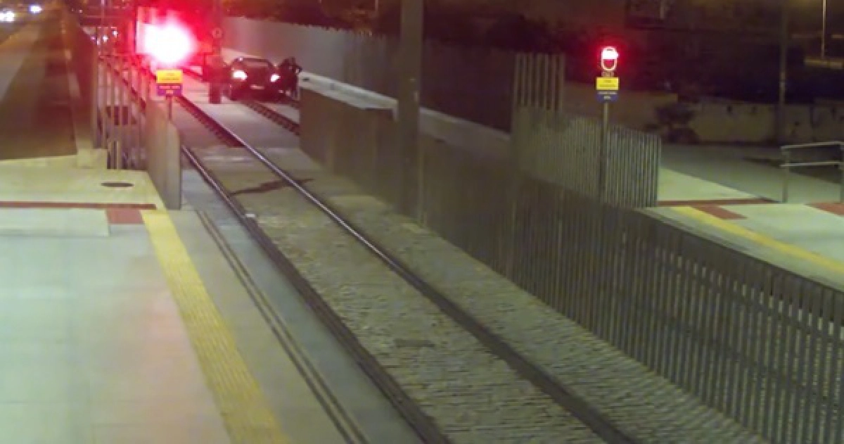 สาวสเปนเมาแล้วขับ แยกไม่ออกทางรถไฟหรือถนน วิ่งฉิวเกือบ 2 กม. จนยางแตก(คลิป)