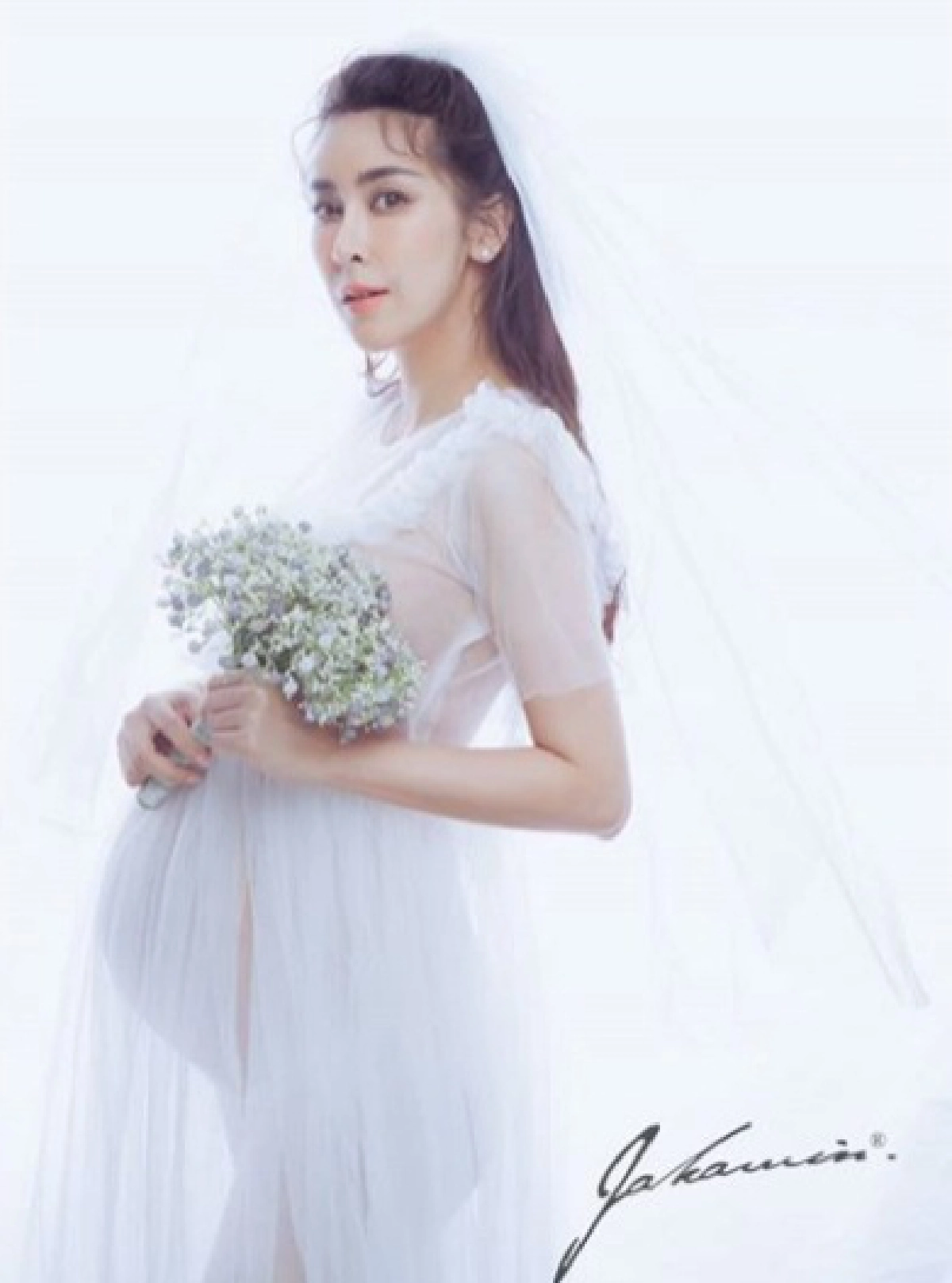 "ใหม่ สุคนธวา" อุ้มท้องแก่ใกล้คลอด ถ่ายรูปครบรอบวันแต่งงาน หวานละมุนมาก 