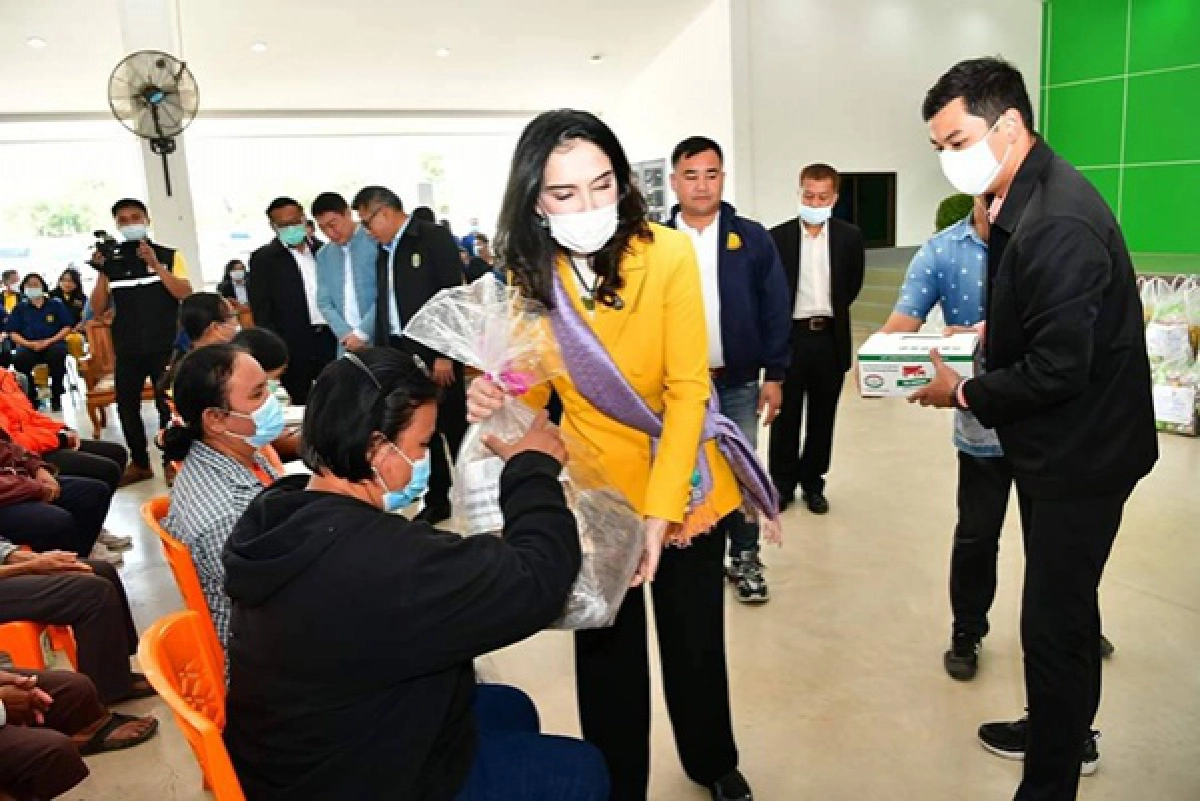 "มนัญญา"รมช.เกษตรฯ มอบถุงยังชีพช่วยน้ำท่วมโคราช 