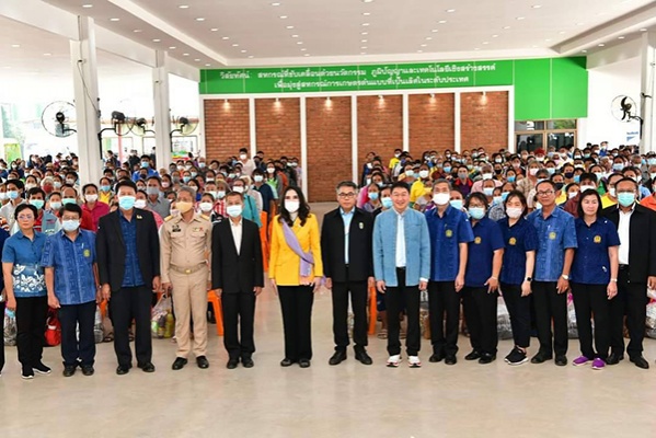 "มนัญญา"รมช.เกษตรฯ มอบถุงยังชีพช่วยน้ำท่วมโคราช 