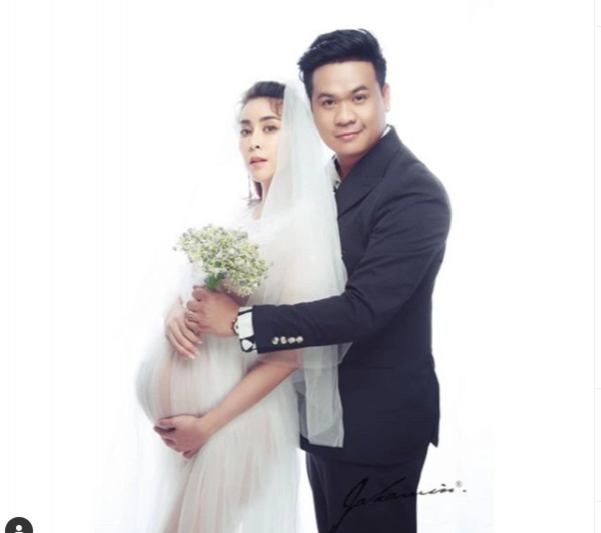 "ใหม่ สุคนธวา" อุ้มท้องแก่ใกล้คลอด ถ่ายรูปครบรอบวันแต่งงาน หวานละมุนมาก 