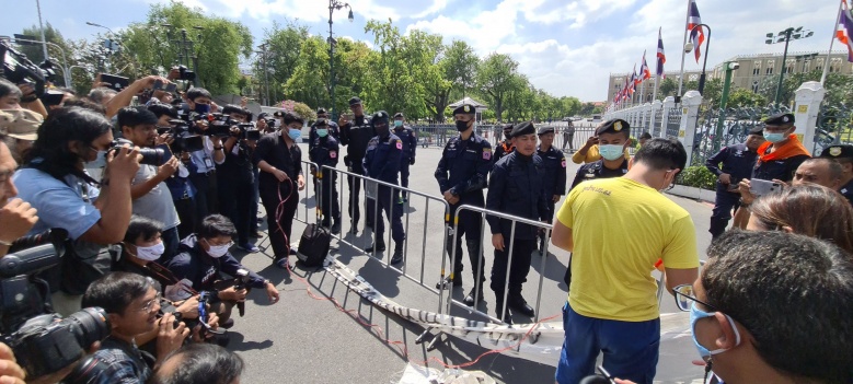 ตำรวจตรึงกำลังทำเนียบฯรับมือม็อบไล่รัฐบาล