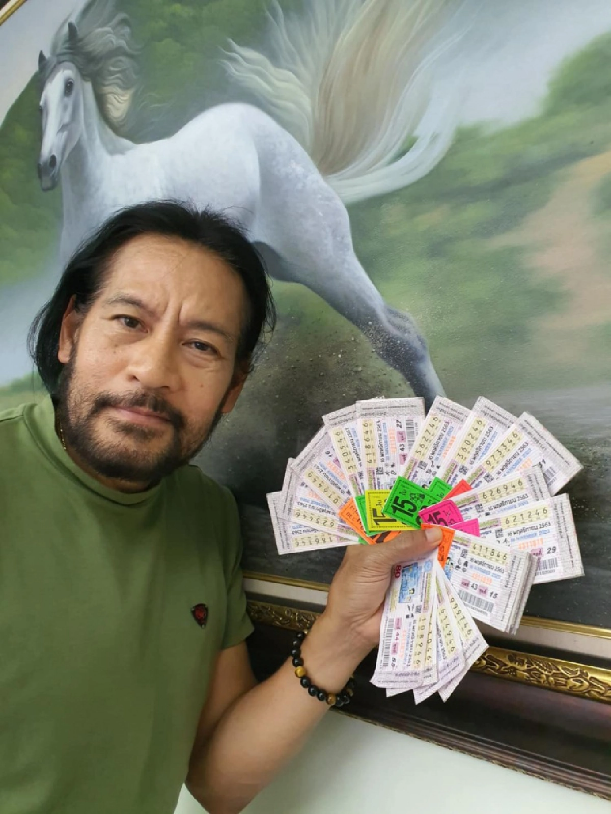แฟนๆแห่ยินดี "บิณฑ์ บรรลือฤทธิ์" ถูกลอตเตอรี่ จำนวน 169 ใบ 