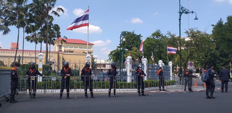 ตำรวจตรึงกำลังทำเนียบฯรับมือม็อบไล่รัฐบาล