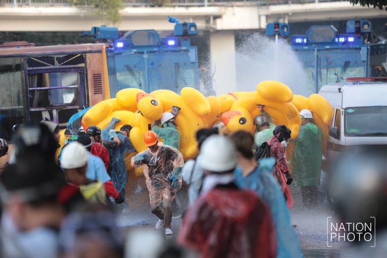 ด่วน ตร.เผชิญหน้าการ์ดราษฎร ระดมฉีดน้ำสกัดม็อบ