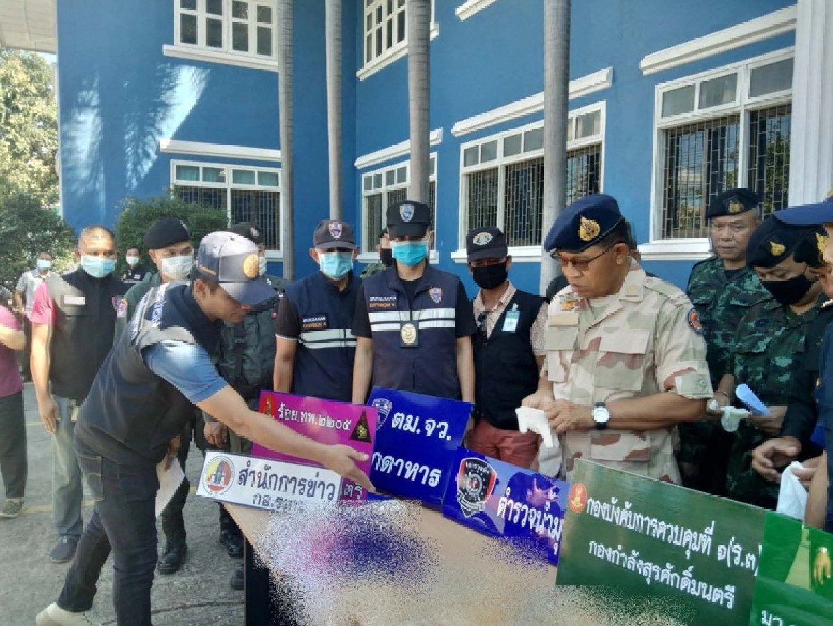 รองผู้ว่าฯ มุกดาหาร แถลงตรวจยึดยาเสพติดกว่าครึ่งล้านเม็ด ลอบขนจากประเทศเพื่อนบ้าน