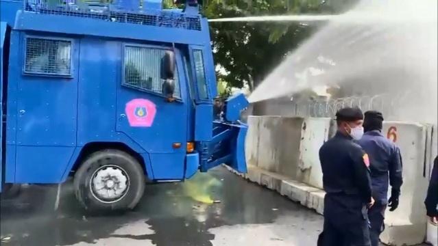 ด่วน ตร.เผชิญหน้าการ์ดราษฎร ระดมฉีดน้ำสกัดม็อบ