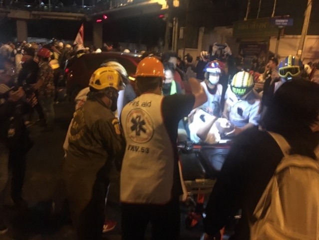 ม็อบ 2 ฝ่าย ปะทะกันแยกเกียกกาย  มีเสียงคล้ายเสียงปืน มีผู้บาดเจ็บหลายคน  