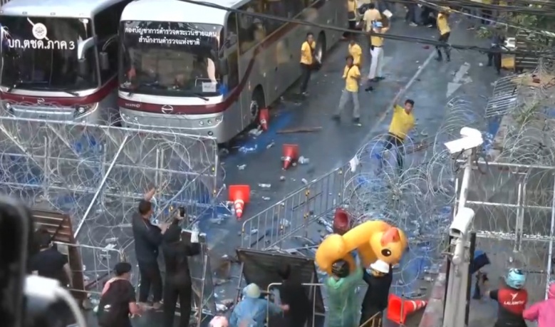 กลุ่มคณะราษฎร ปะทะ กลุ่มเสื้อเหลือง