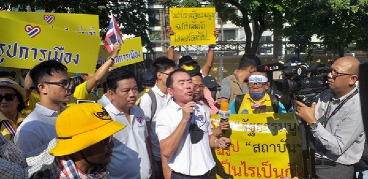 ประมวลภาพคลิปบรรยากาศการชุมนุมที่รัฐสภา จับตาการพิจารณารับร่างแก้ไขเพิ่มเติมรัฐธรรมนูญ