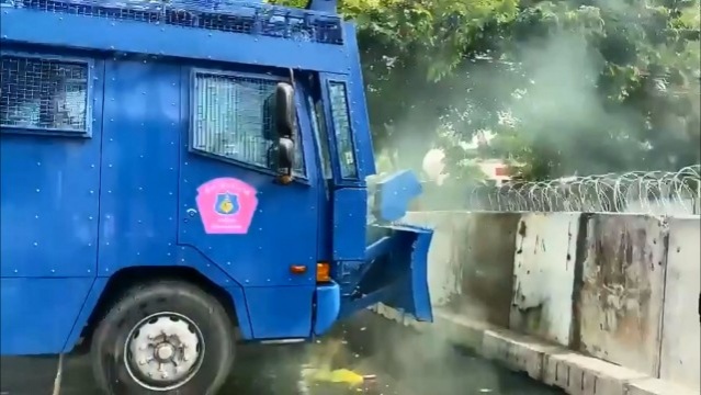 ด่วน ตร.เผชิญหน้าการ์ดราษฎร ระดมฉีดน้ำสกัดม็อบ