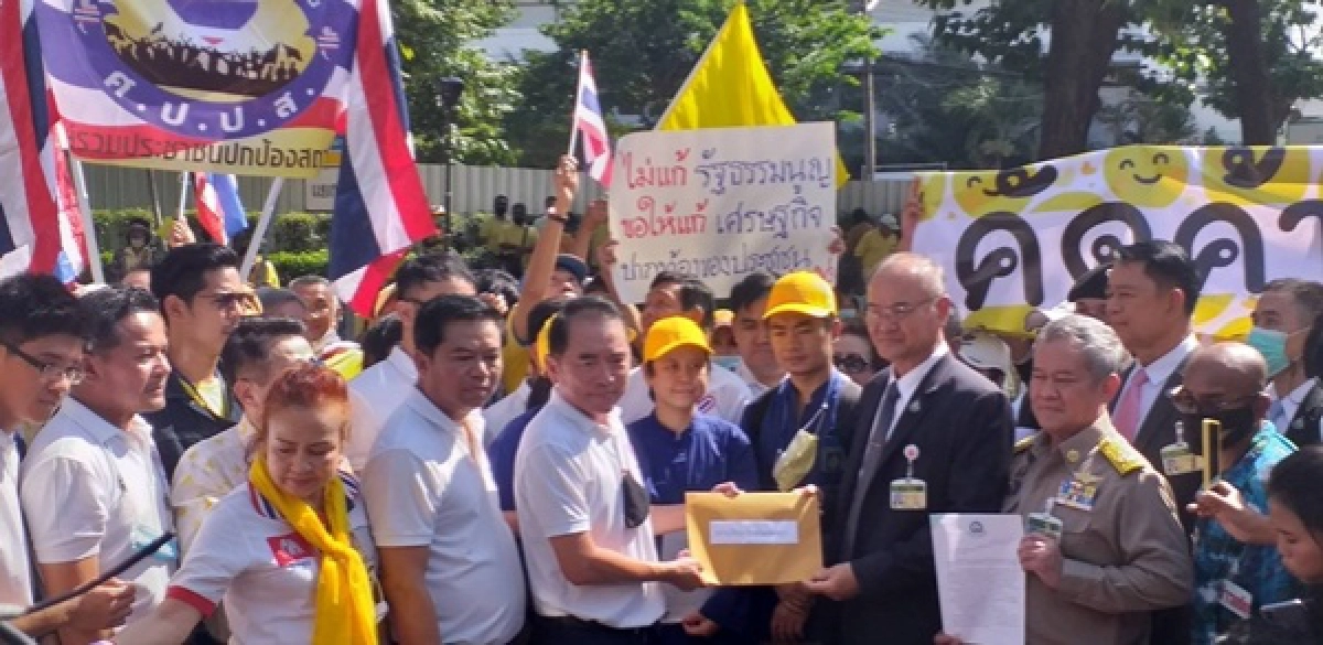 ประมวลภาพคลิปบรรยากาศการชุมนุมที่รัฐสภา จับตาการพิจารณารับร่างแก้ไขเพิ่มเติมรัฐธรรมนูญ