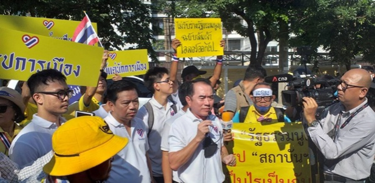 ประมวลภาพคลิปบรรยากาศการชุมนุมที่รัฐสภา จับตาการพิจารณารับร่างแก้ไขเพิ่มเติมรัฐธรรมนูญ