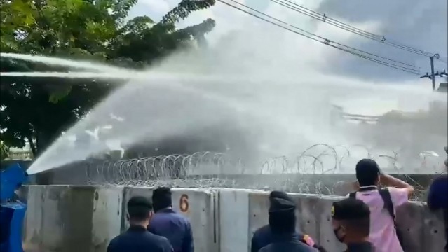 ด่วน ตร.เผชิญหน้าการ์ดราษฎร ระดมฉีดน้ำสกัดม็อบ