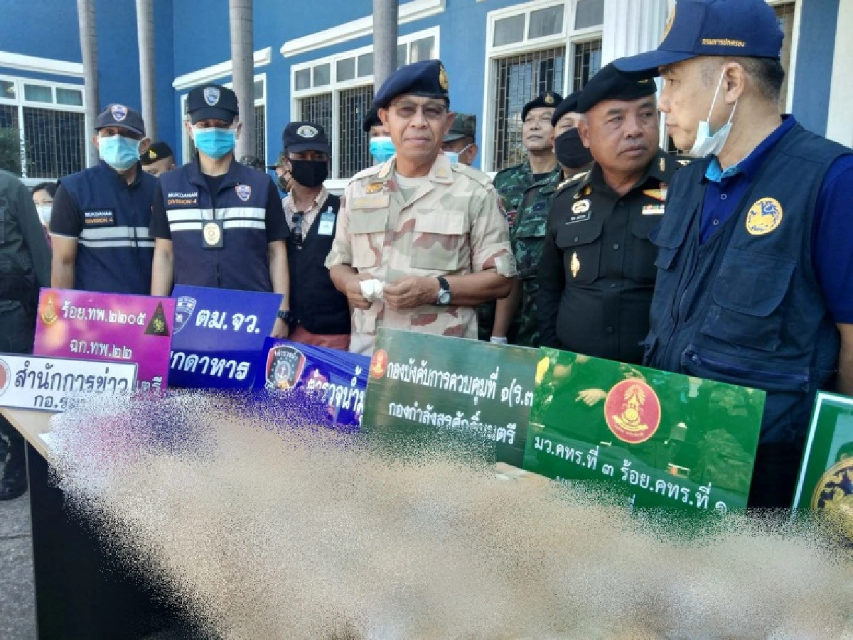 รองผู้ว่าฯ มุกดาหาร แถลงตรวจยึดยาเสพติดกว่าครึ่งล้านเม็ด ลอบขนจากประเทศเพื่อนบ้าน
