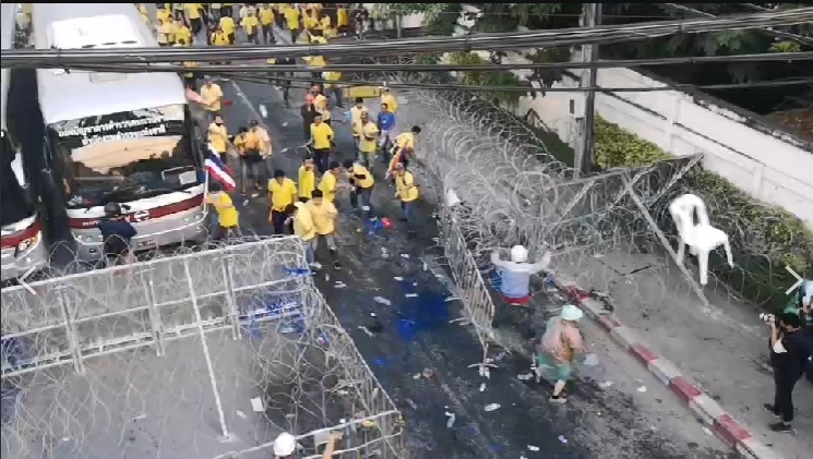 กลุ่มคณะราษฎร ปะทะ กลุ่มเสื้อเหลือง