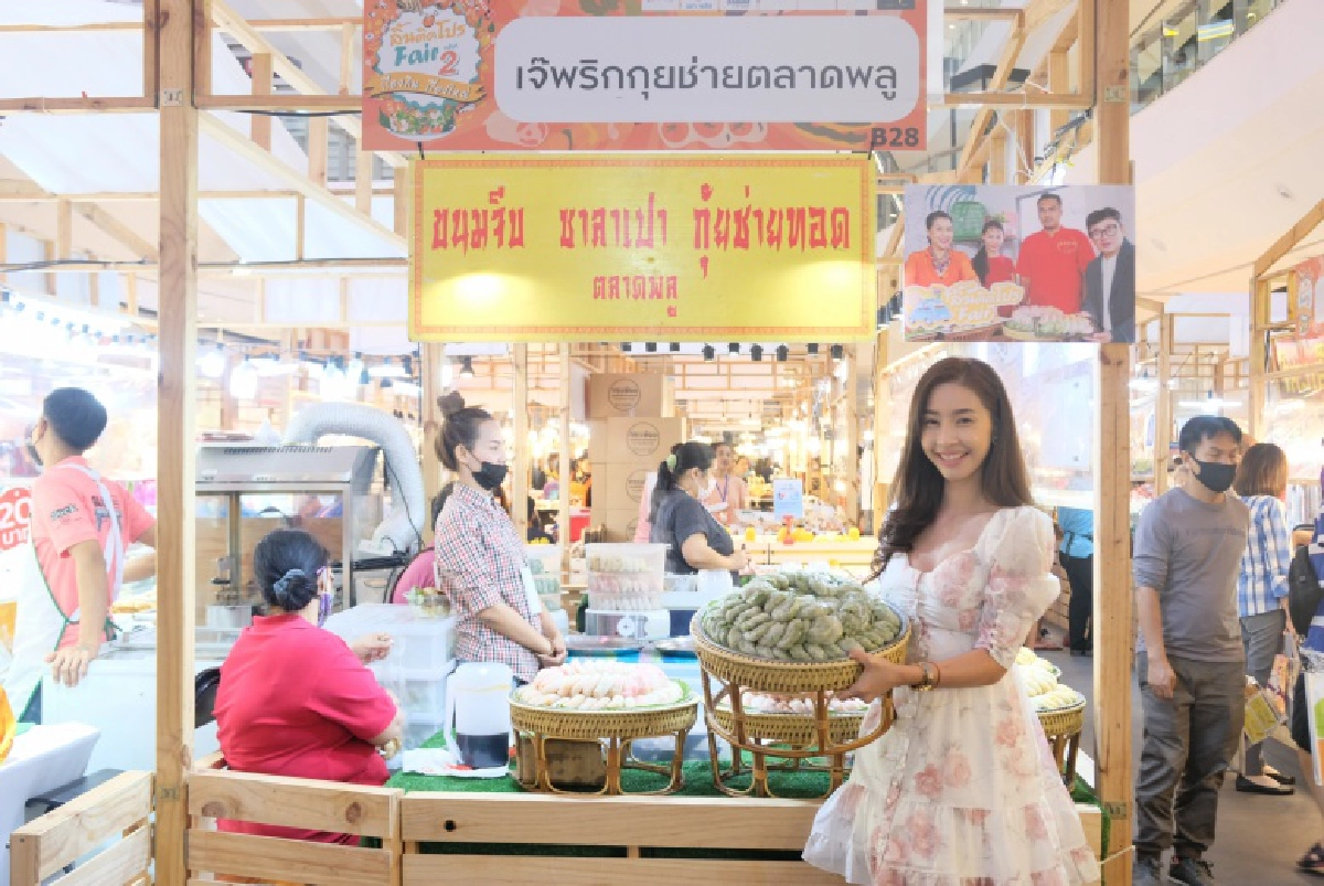 "ก้อง-ท็อป" ปลื้ม..  คนแน่นแห่ช้อป "ลิ้นติดโปรแฟร์ 2"