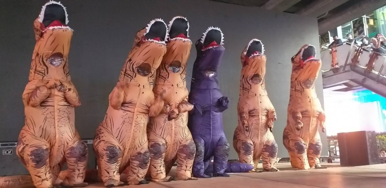 "กลุ่มนักเรียนเลว"เริ่มชุมนุมแล้ว บนถนนใต้สถานีรถไฟฟ้าBTS  สยามฯ 