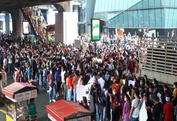 "กลุ่มนักเรียนเลว"เริ่มชุมนุมแล้ว บนถนนใต้สถานีรถไฟฟ้าBTS  สยามฯ 