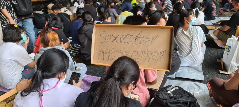 "กลุ่มนักเรียนเลว"เริ่มชุมนุมแล้ว บนถนนใต้สถานีรถไฟฟ้าBTS  สยามฯ 