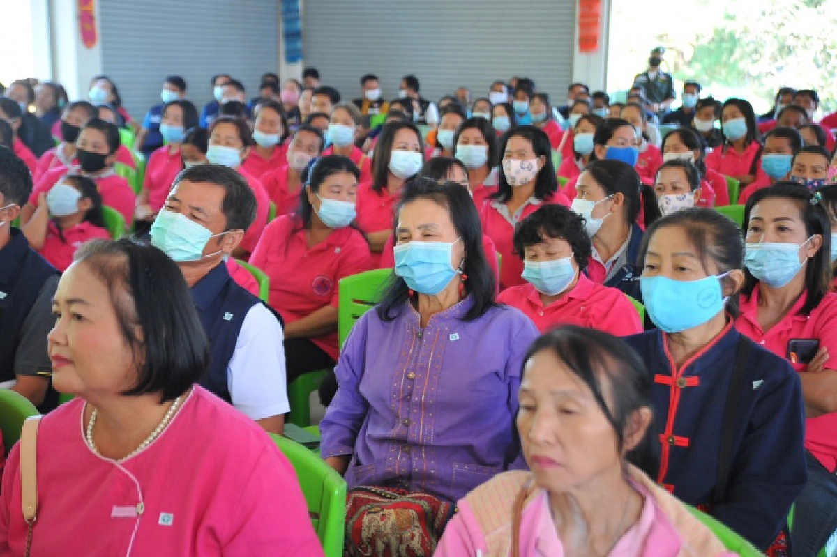 "ร.อ.ธรรมนัส"ลงพื้นที่ดูงาน-พบปะเกษตรกรหลายแห่ง จ.พะเยา  