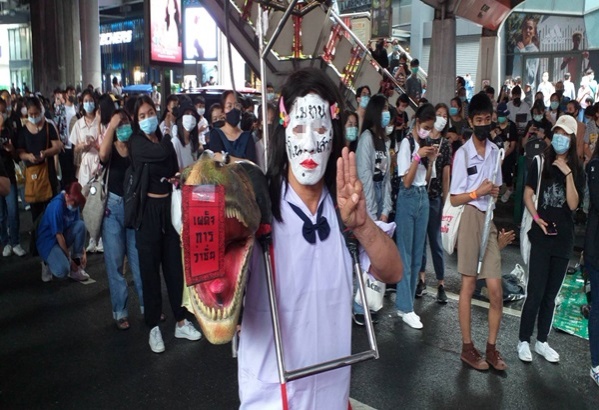 "กลุ่มนักเรียนเลว"เริ่มชุมนุมแล้ว บนถนนใต้สถานีรถไฟฟ้าBTS  สยามฯ 