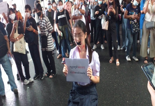 "กลุ่มนักเรียนเลว"เริ่มชุมนุมแล้ว บนถนนใต้สถานีรถไฟฟ้าBTS  สยามฯ 
