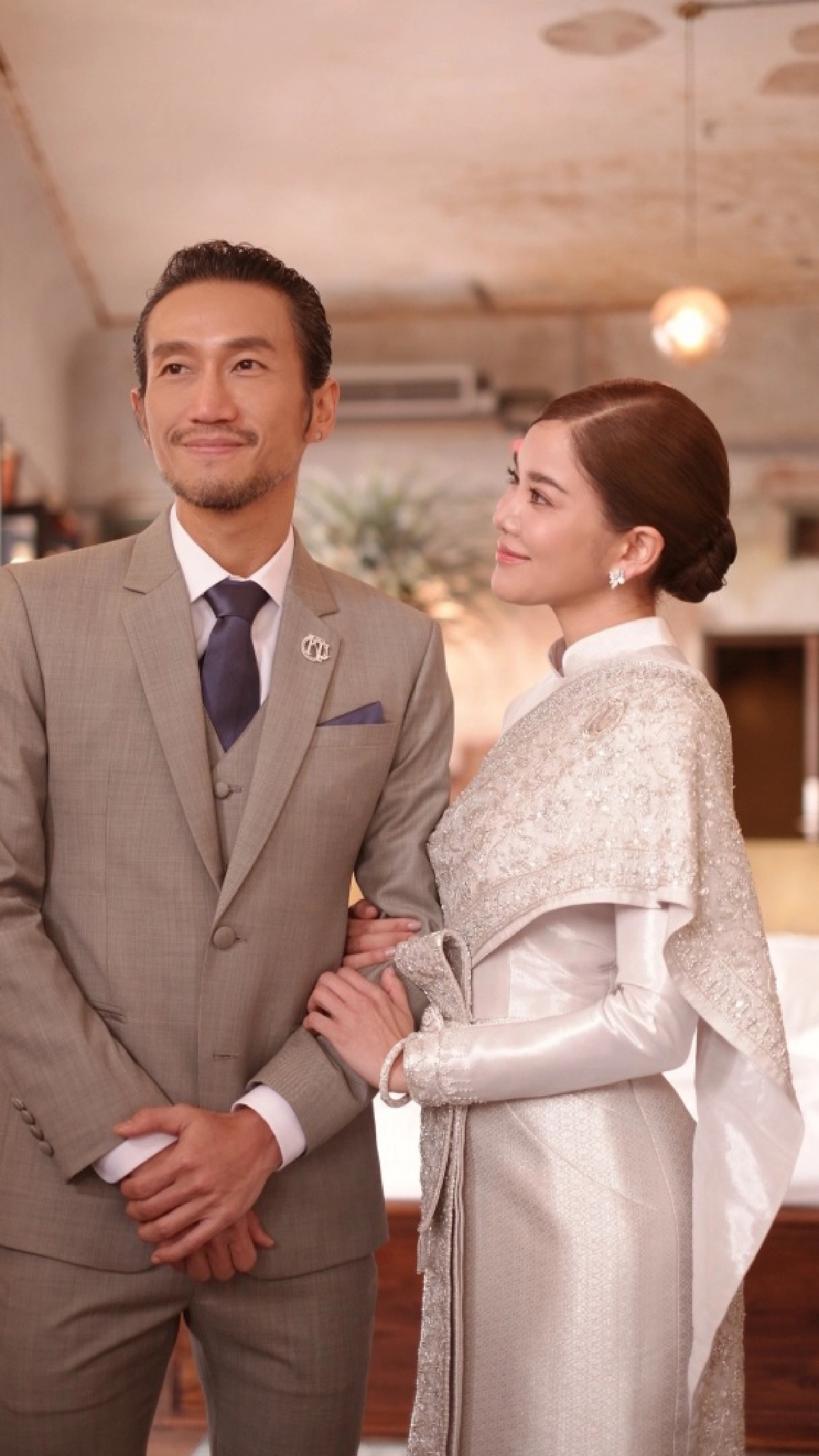 เปิดภาพว่าที่เจ้าสาว "ก้อย รัชวิน" ควงแขน "ตูน" มาในชุดไทยบรมพิมาน มูลค่า 3 แสนบาท