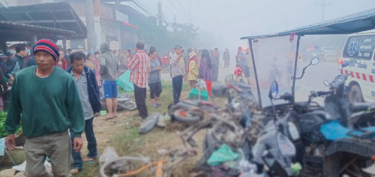 สุดระทึก กระบะเสียหลักพุ่งชนหน้าตลาดเจ็บระนาว 11 คน